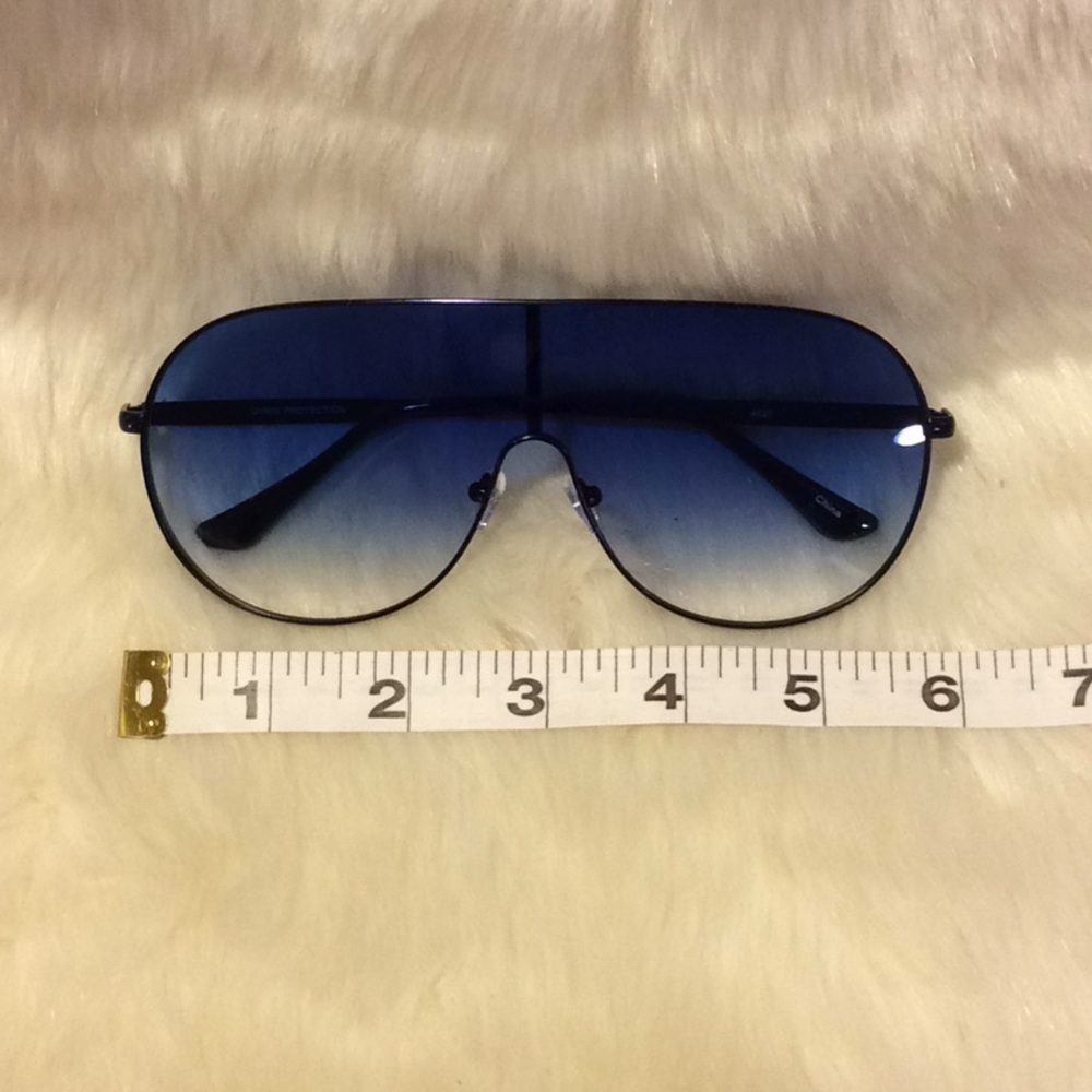 Oversized Sunglasses - Picture 5 of 6